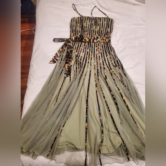 Gorgeous green mesh with satin abstract dress - Picture 2 of 6
